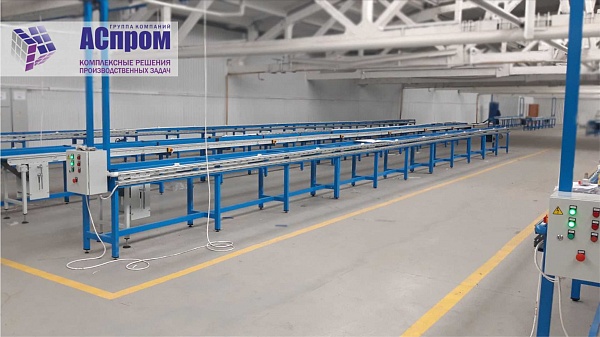Прямой ленточный конвейер на предприятии по производству комплектующих для ПВХ- и алюминиевых конструкций